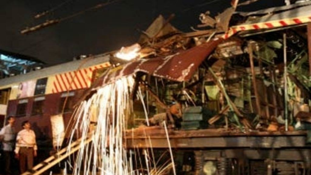 A file photo of rescue efforts after the train blasts in Mumbai in July 2006. | Photo: Commons