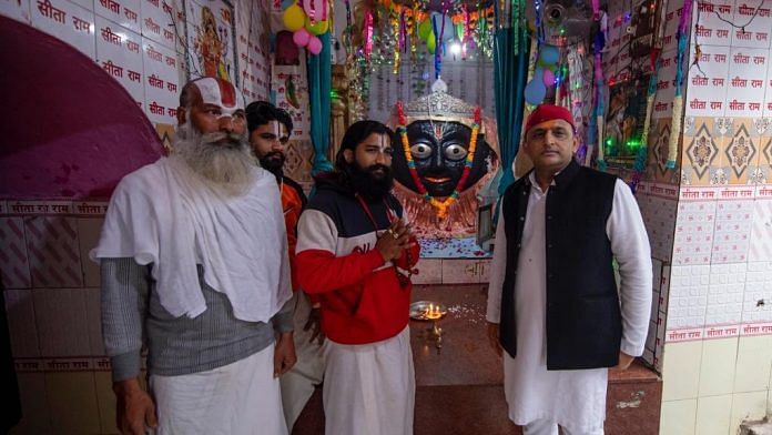 SP chief Akhilesh Yadav (extreme right) at the Kamadgiri Temple in Chitrakoot that he visited on 8 January | Twitter/Akhilesh Yadav
