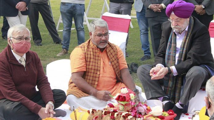 Union Housing and Urban Affairs Minister Hardeep Singh Puri performing the 'bhoomi pujan' for the redevelopment of Central Vista Avenue on 4th February 2021 | Twitter