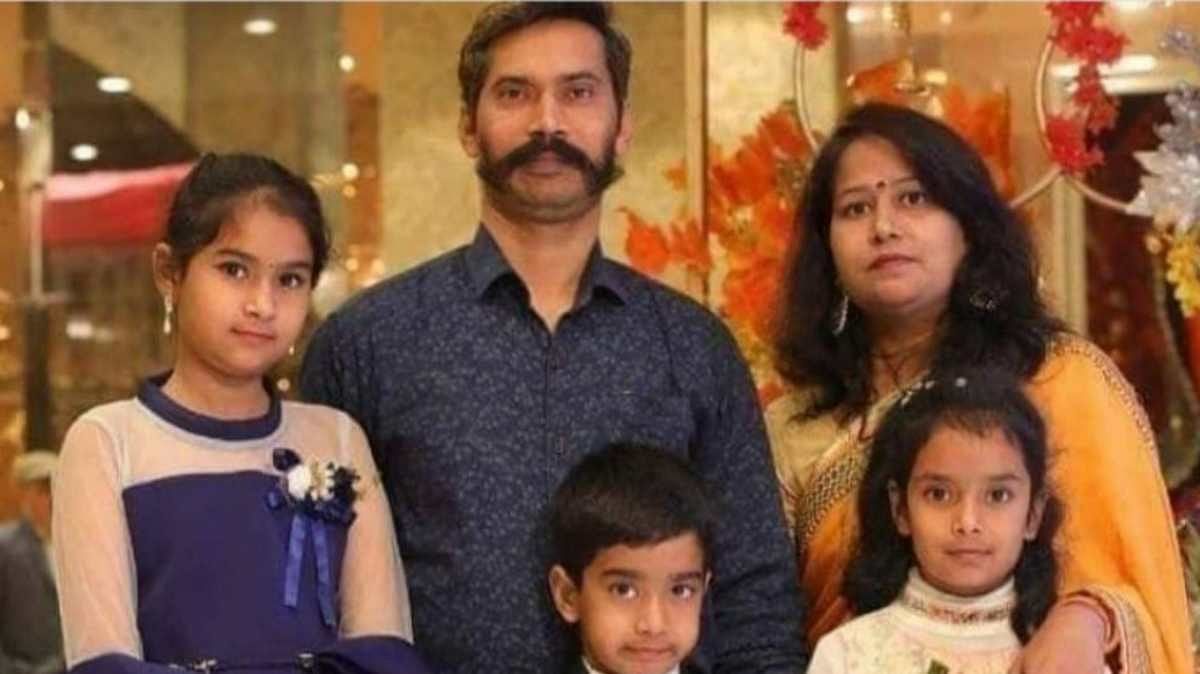 Delhi Police head constable Ratan Lal, who wa shot dead in the riots, with his family | By special arrangement