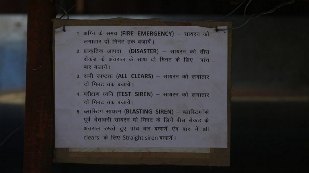A small sign put up close to the workers' accommodation at the Tapovan-Vishnugad project site to indicate how the siren should be used | Photo: Suraj Singh Bisht | ThePrint