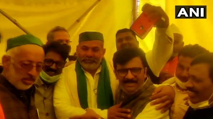 Bharatiya Kisan Union leader Rakesh Tikait with Shiv Sena leader Sanjay Raut at Ghazipur border | @ANI | Twitter