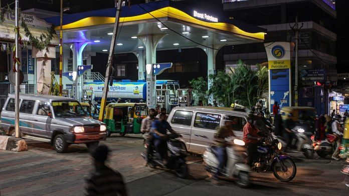 Vehicles at a petrol pump station in Bengaluru, on 4 March 2021 | Photo: Dhiraj Singh | Bloomberg