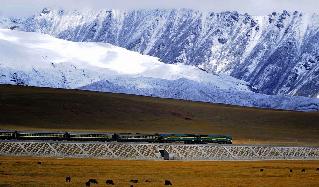A train pulled by an NJ2 locomotive travels on the Qinghai–Tibet railway in 2008 | Wikimedia Commons