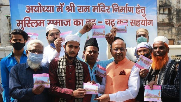 Members of the Muslim community with BJP leader Vijay Goel (third from right) during the fundraising event in Delhi | | ThePrint Photo | Manisha Mondal