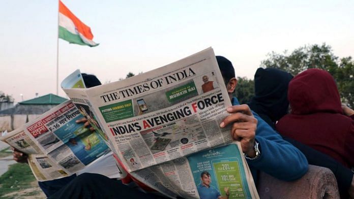 Representational image | People reading newspapers at the central park of Connaught Place in New Delhi | Photo: T. Narayan | Bloomberg