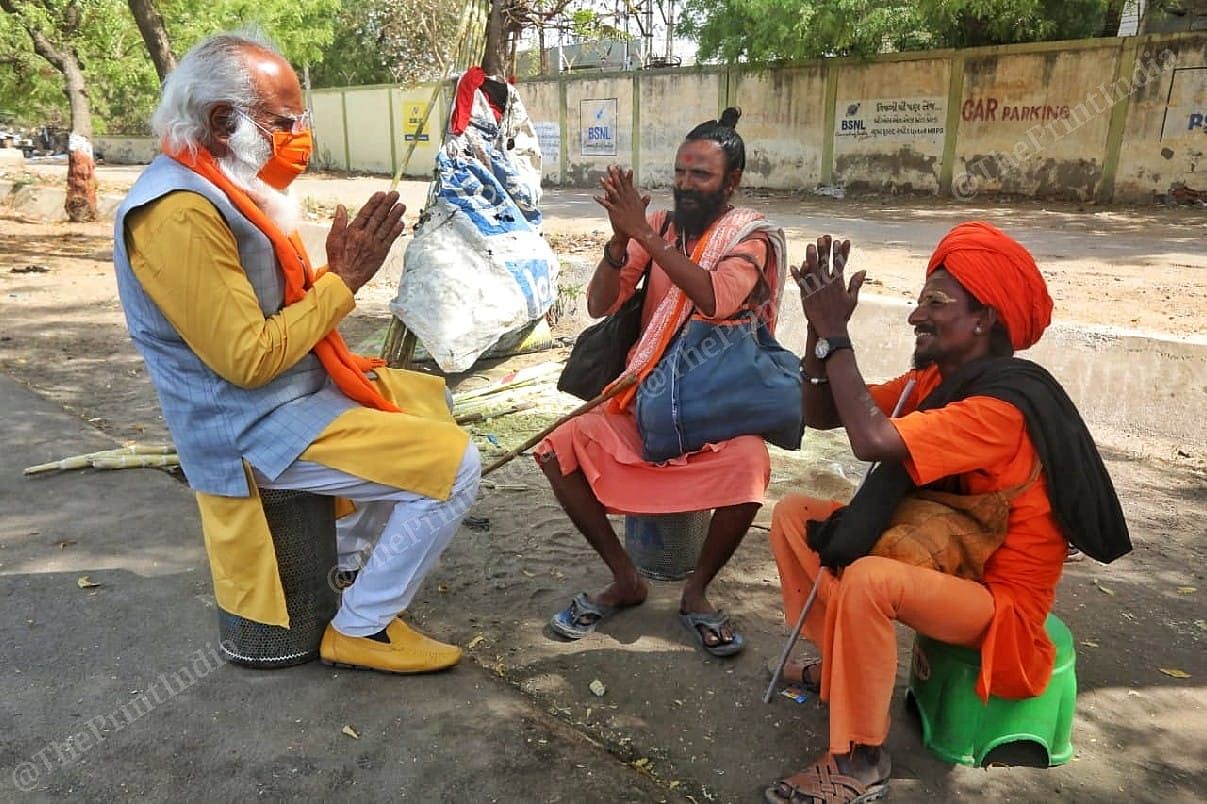 Lalji Devaria interacting with the Sadhu on the roadside of Gandhidham | Photo: Praveen Jain | ThePrint