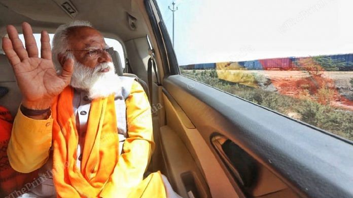 Lalji Devaria waving his hand on the way to Gandhidham | Photo: Praveen Jain | ThePrint