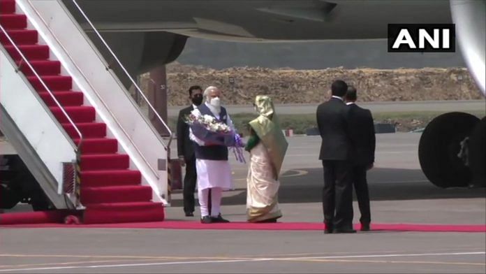 PM Narendra Modi welcomed by his Bangladeshi counterpart Sheikh Hasina at the Dhaka airport, on 26 March 2021 | Twitter/@ANI