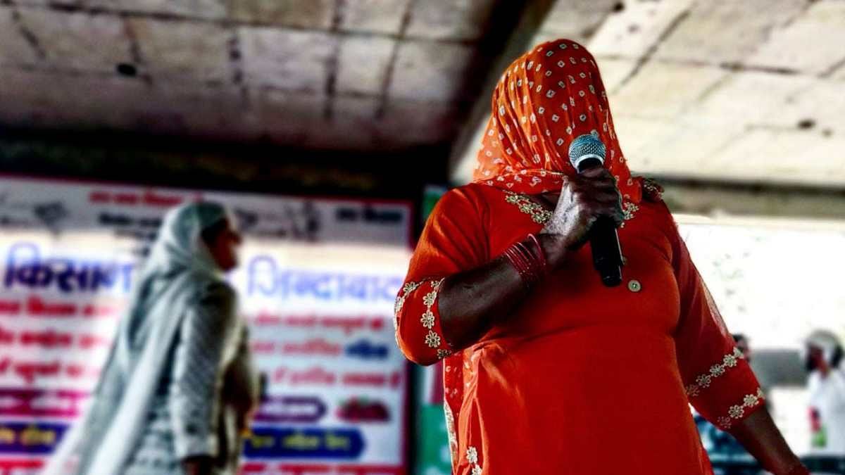 A women wearing a ghoonghat speaks from the stage at the mahila mahapanchayat | Shubhangi Misra | ThePrint