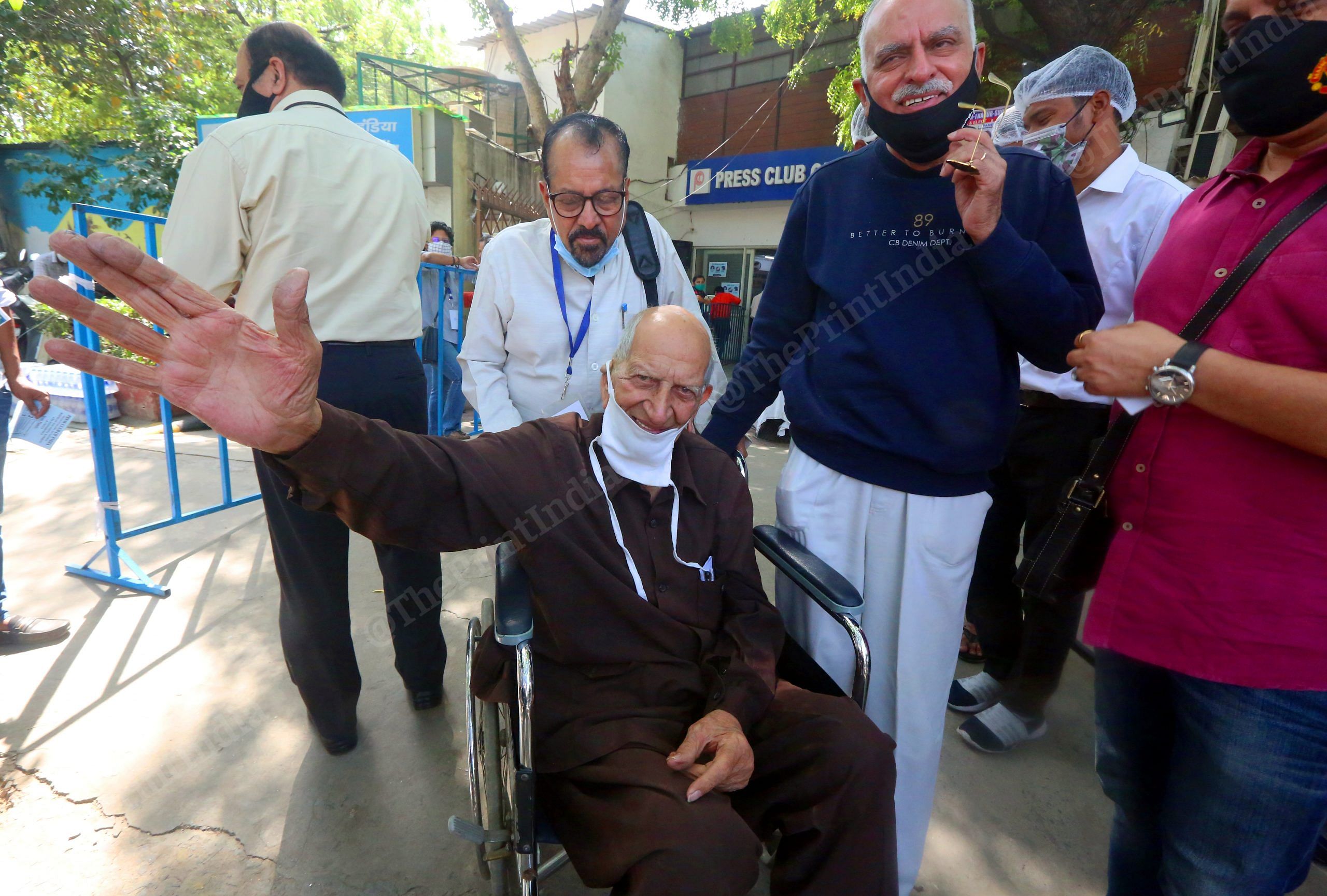 Former president of Press Club, A.R.Wig with senior journalist Anil Anand arrived on wheel chair to cast his vote| Photo: Praveen Jain | ThePrint