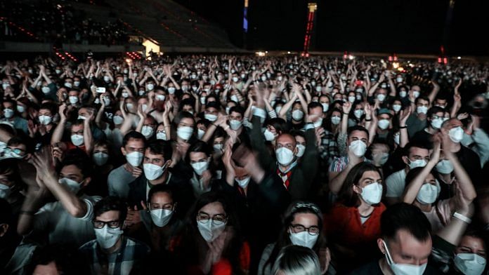 Attendees react during a concert by band Love of Lesbian at Sant Jordi stadium in Barcelona, Spain on 27 March 27, 2021 | Photographer: Angel Garcia | Bloomberg