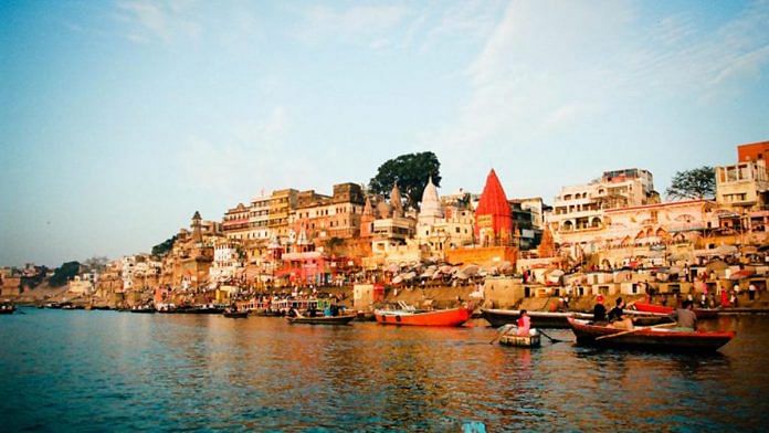 Ganges river bank in Varanasi | Commons