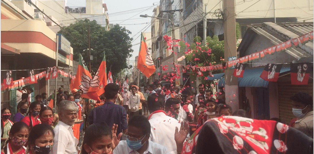 BJP supporters wait for Srinivasan in the constituency | Revathi Krishnan/ThePrint