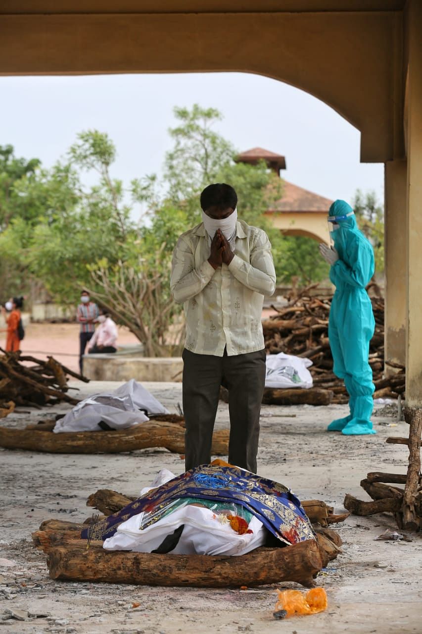 Family Member pays last respects to the dead body of a Covid patient | Photo: Suraj Singh Bisht | ThePrint