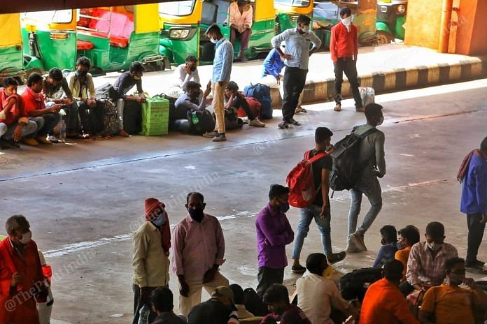 Hoarders of migrants waiting for their train outside the platform | Photo: Praveen Jain | ThePrint