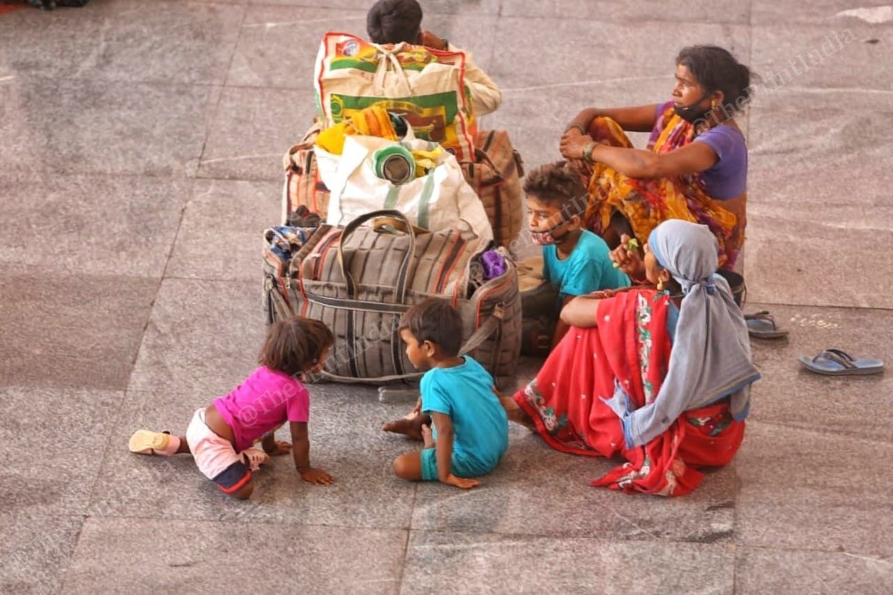 Children’s play while waiting for the train at platform | Photo: Praveen Jain | ThePrint