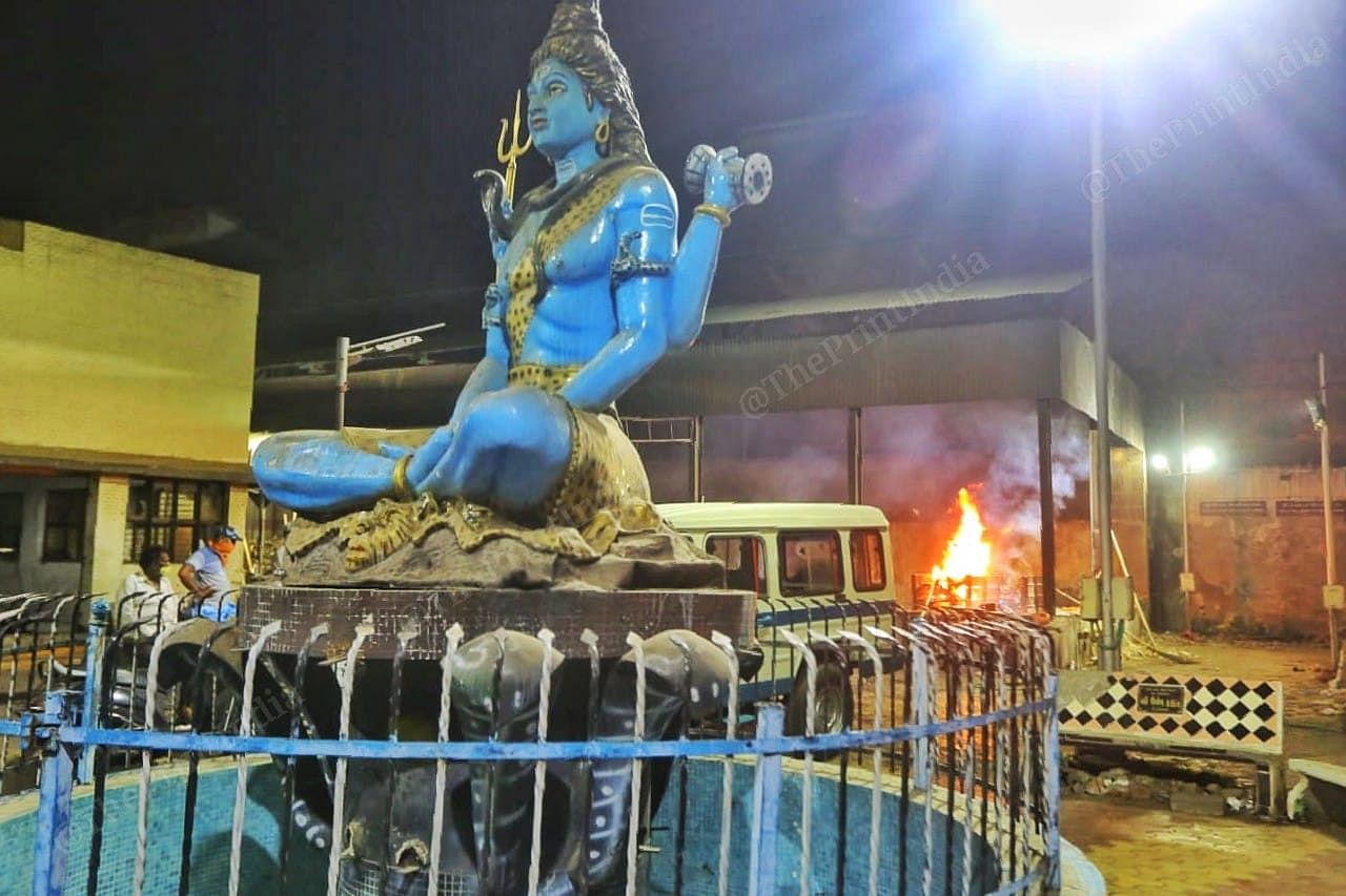 A statue of Lord Shiva oversees the cremation at Dudeshwar crematorium | Photo: Praveen Jain | ThePrint