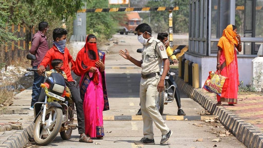 Members of a family trying to cross from Chhattisgarh's Rajnandgaon to Maharashtra for a wedding are stopped by the police | Photo: Suraj Singh Bisht | ThePrint