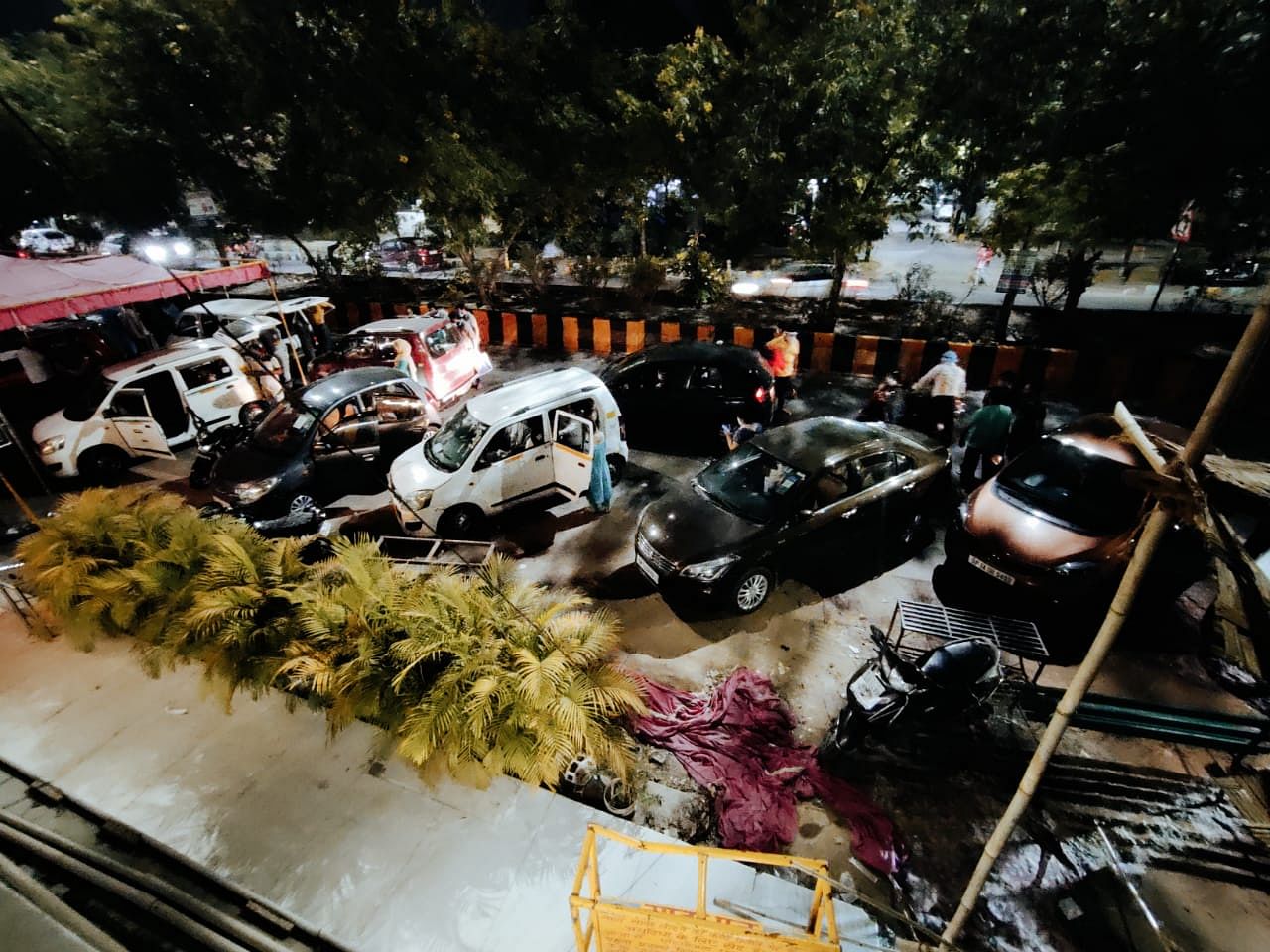 Cars lined up outside Indirapuram Gurudwara | Photo: Shubhangi Misra | ThePrint