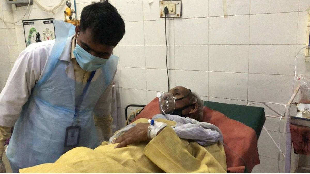 A doctor attends to Covid patient Bamau Ram Kannojia, 70, at Jaunpur district hospital | Jyoti Yadav | ThePrint