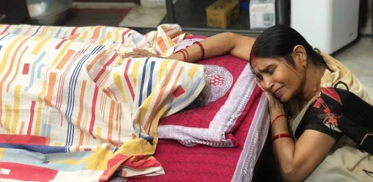 Aruna Srivastava weeps next to her husband Vinay Srivastava's body in Lucknow Saturday. Vinay died of Covid-like symptoms without test results or medical care | Photo: Jyoti Yadav | ThePrint