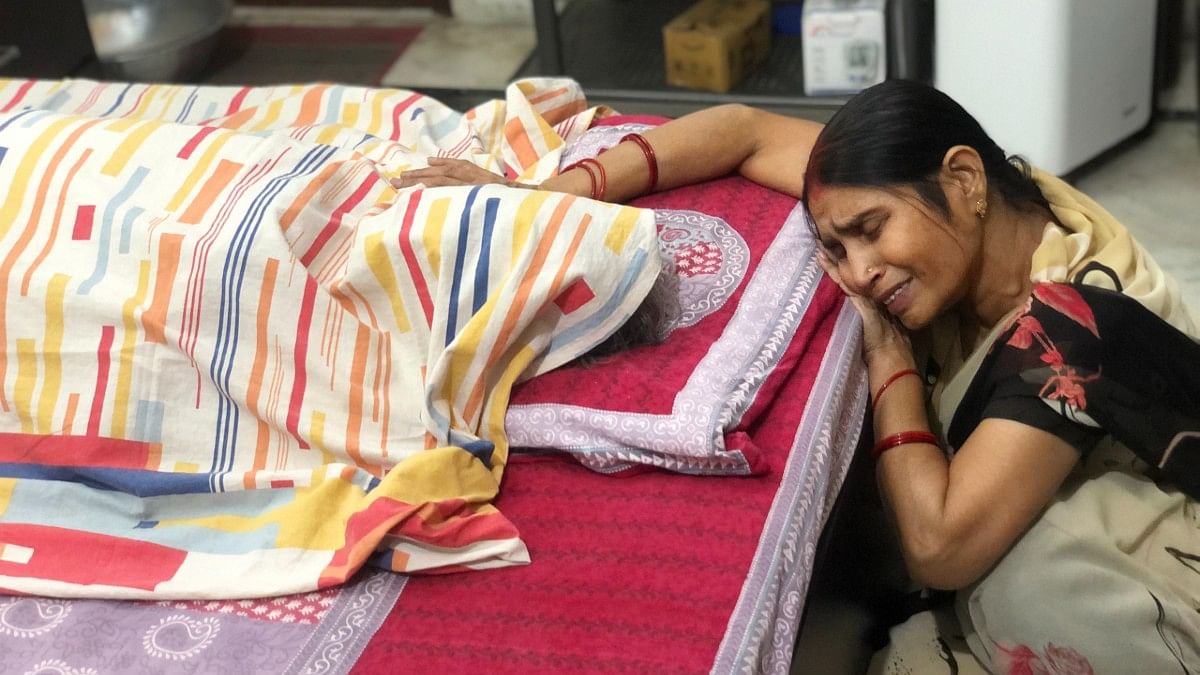 Aruna Srivastava weeps next to her husband Vinay Srivastava's body in Lucknow Saturday. Vinay died of Covid-like symptoms without test results or medical care | Photo: Jyoti Yadav | ThePrint Aruna Srivastava weeps next to her husband Vinay Srivastava's body in Lucknow Saturday. Vinay died of Covid-like symptoms without test results or medical care | Photo: Jyoti Yadav | ThePrint