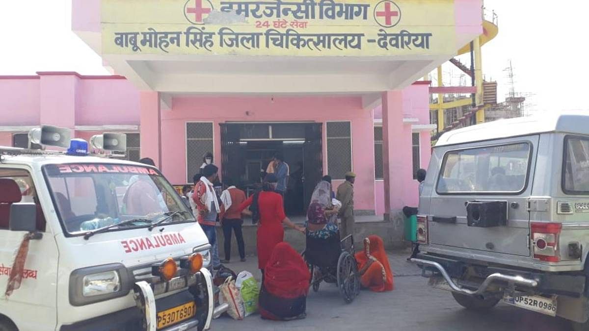 Covid patients and their families outside the outside the emergency department of Deoria district hospital | Moushumi Das Gupta |ThePrint