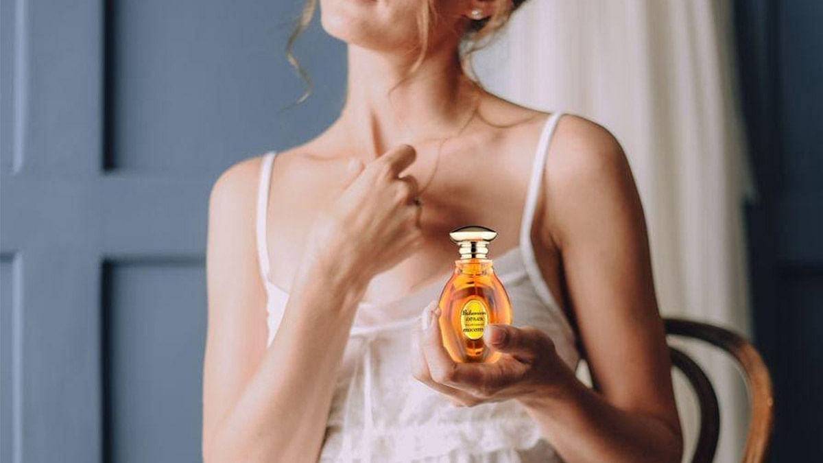 How a perfume bottle affects the perception of the scent inside