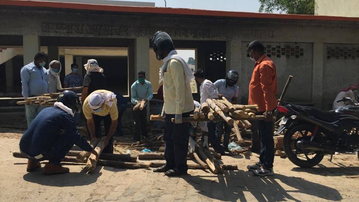 pyre Families of the deceased ready pyres for last rites at Gorakhpur's Rajghat crematorium | Moushumi Das Gupta | ThePrint