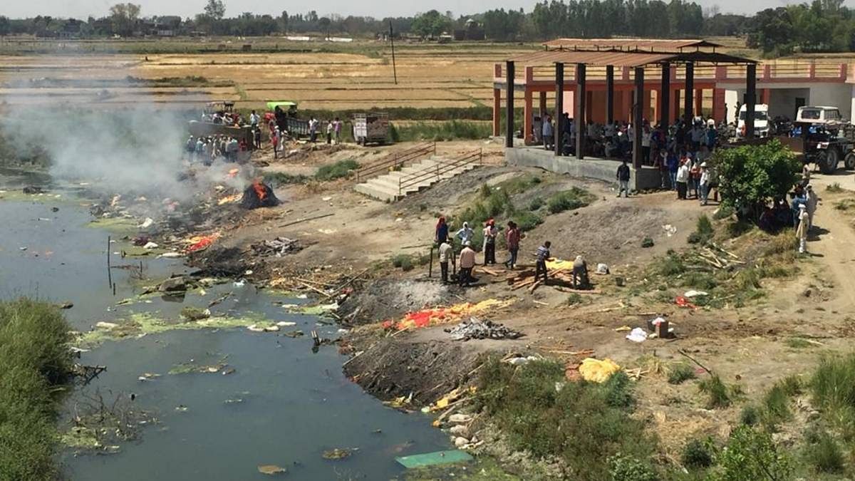Families burning dead bodies of Covid patients near a canal on the Gorakhpur-Kushinagar road. Villagers are cremating the dead where ever they find space, but these deaths are not being registered in government records | Moushumi Das Gupta | The Print