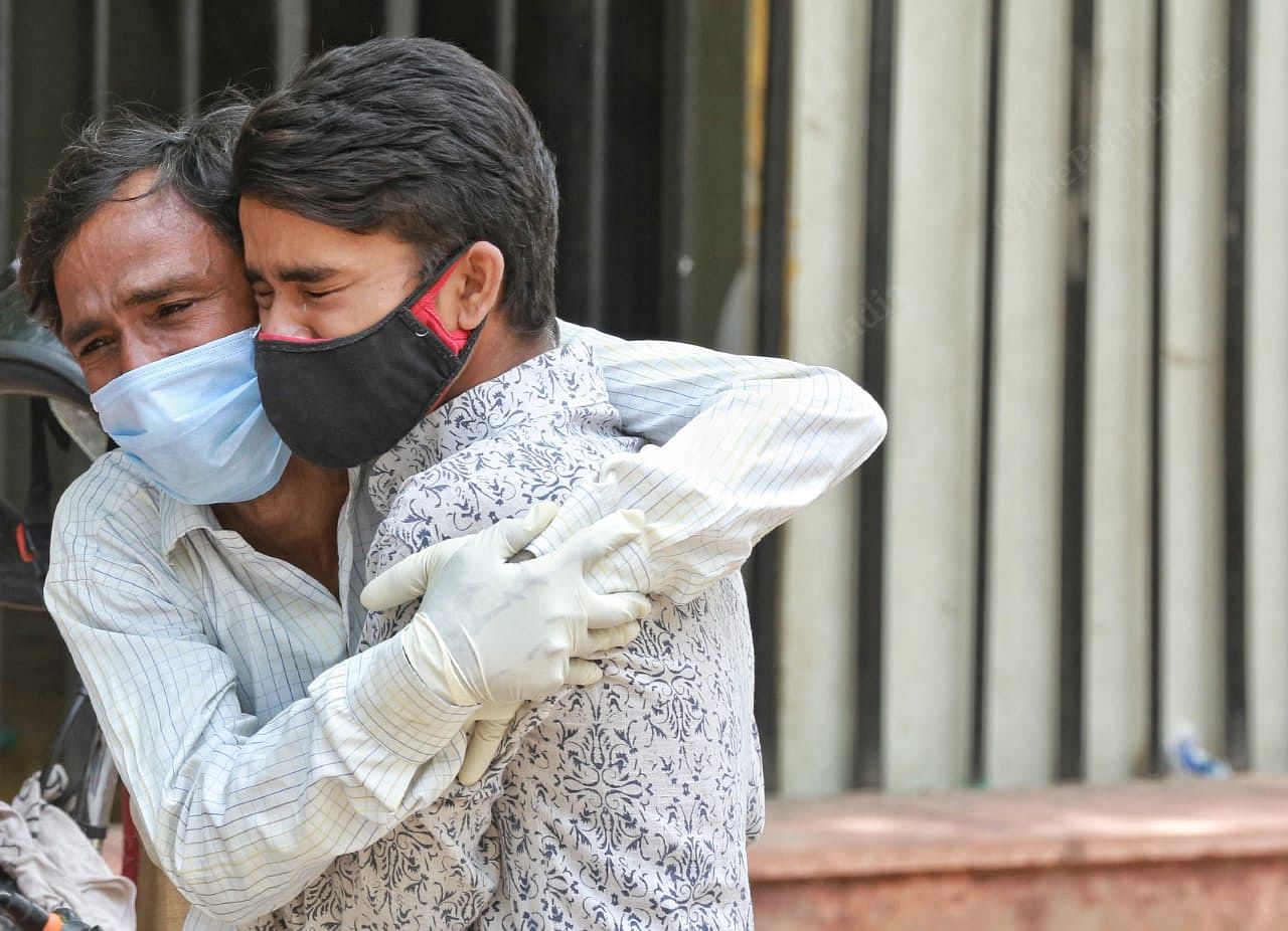 Kalamunisha's family members outside mortuary | Manisha Mondal | ThePrint