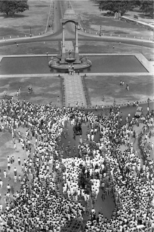 At India Gate in Delhi, crowd surround Rajiv Gandhi's mortal remains