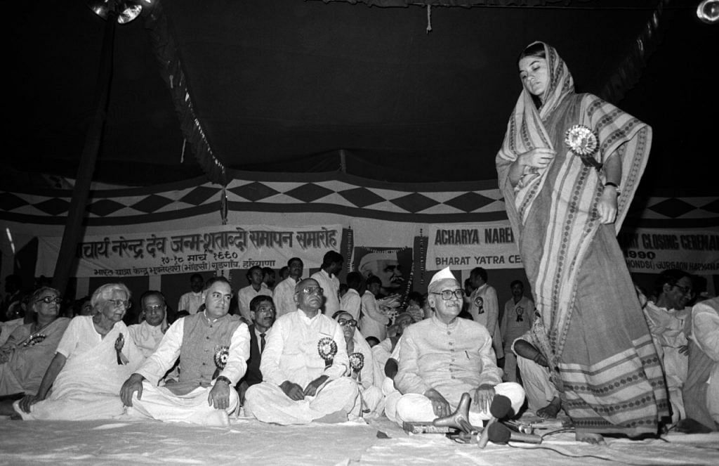 Rajiv Gandhi and sister-in-law Maneka Gandhi at a function in Bhondsi, Haryana. 