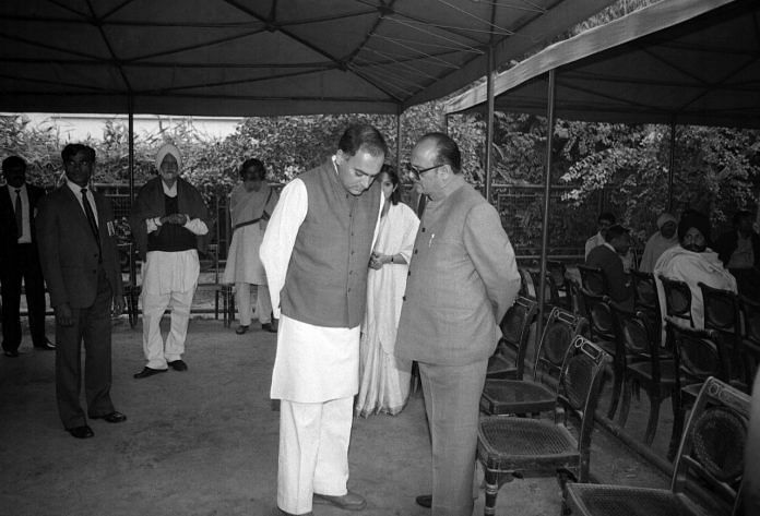Prime Minister Rajiv Gandhi (left) listens to cabinet minister Arjun Singh (right) at the PM’s residence.