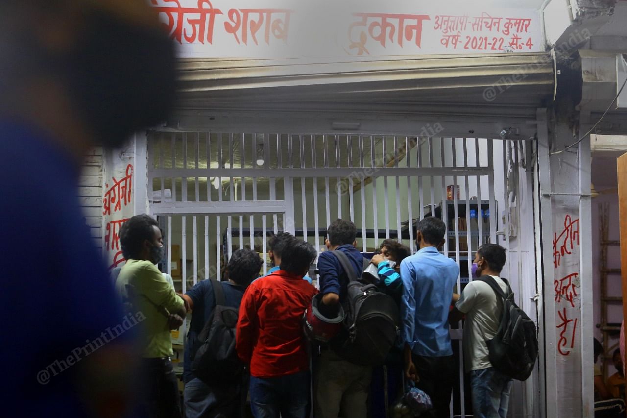 Crowd outside a liquor shop as Delhi government announces a lockdown | Praveen Jain | ThePrint