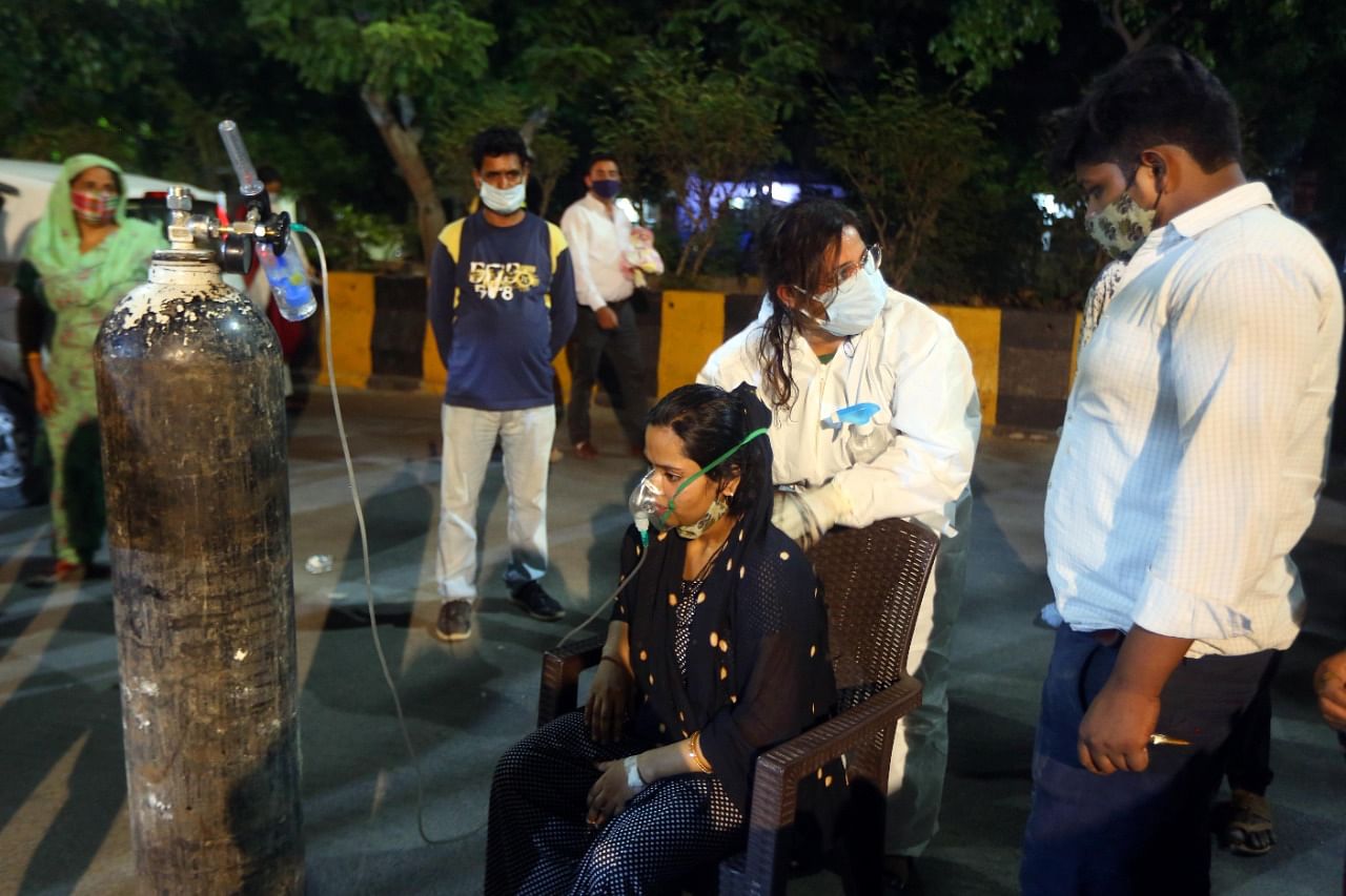 The rush outside the Indirapuram gurudwara for oxygen cylinders | Praveen Jain | ThePrint