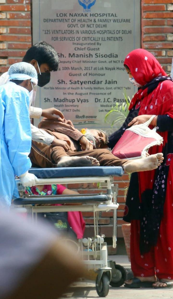 Here Attaullah is surrounded by the LNJP hospital staff, who finally take him inside on a stretcher | Praveen Jain | ThePrint