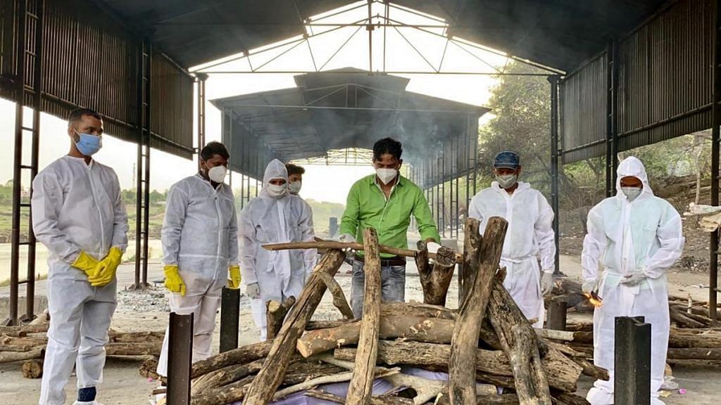 Ashish Thakur and a team of 'Moksha' volunteers perform a Hindu funeral | Photo: Nirmal Poddar | ThePrint 