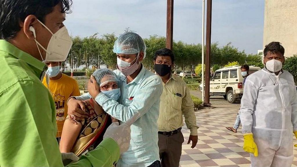 The family of late Dinesh Rakhera mourns at the cremation ground while Ashish Thakur and his volunteers look on | Photo: Nirmal Poddar | ThePrint