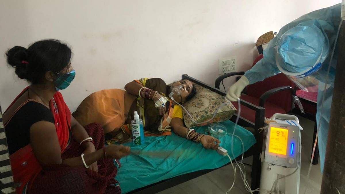 Dr Kumar checks Tilla Devi's oxygen supply | Jyoti Yadav | ThePrint