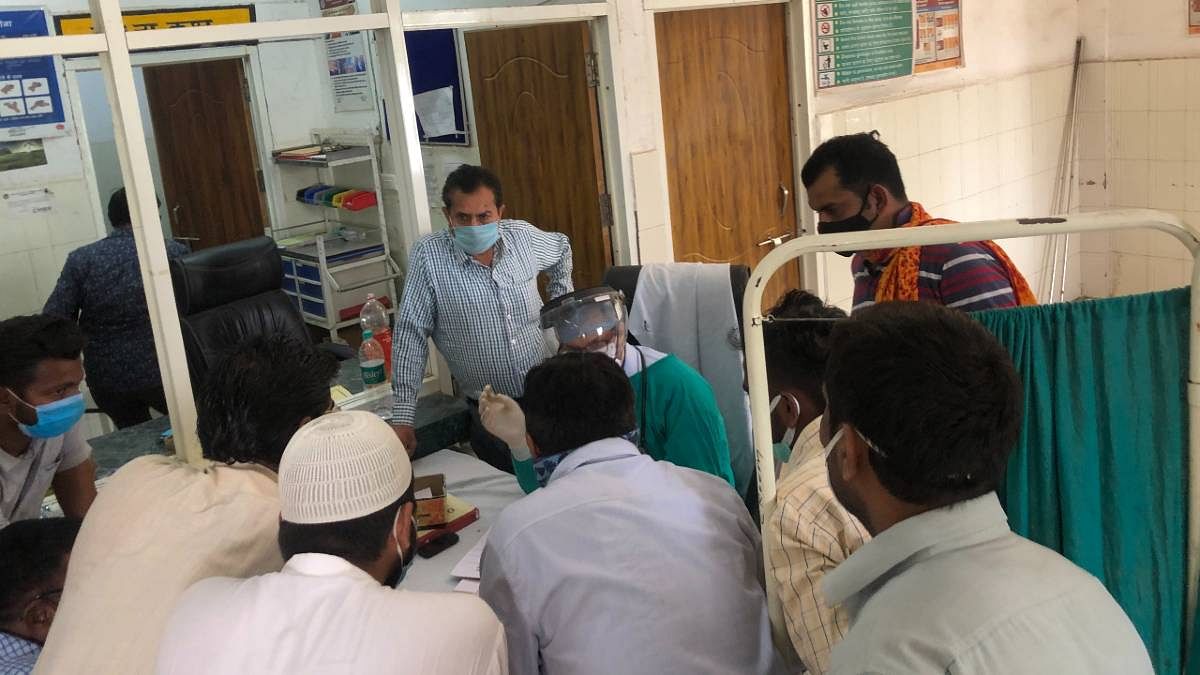 Impatient family members of patients surround the medical staff, clamouring for attention for the patients | Jyoti Yadav | ThePrint
