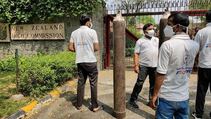 Indian Youth Congress workers supplying oxygen to the New Zealand High Commission in New Delhi. | Photo: Twitter/@srinivasiyc