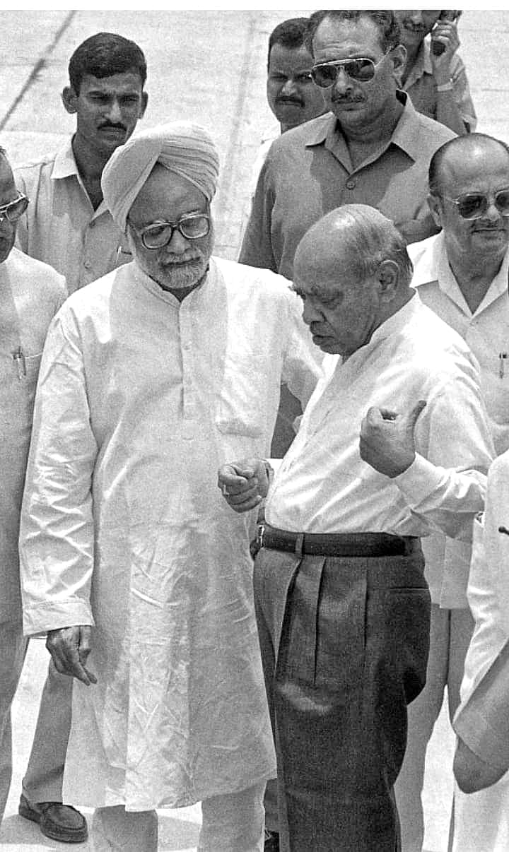 Prime Minister P. V. Narasimha Rao with Manmohan Singh during the Moscow Visit at Airpot | Photo: Praveen Jain