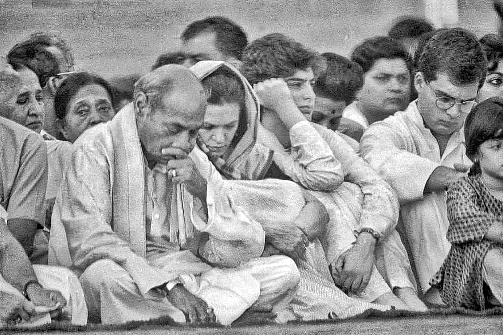 Prime Minister Narasimha Rao with Sonia Gandhi, Priyanka GNadhi & Rahul Gandhi at Rajiv Gandhi Samadhi | Photo: Praveen Jain