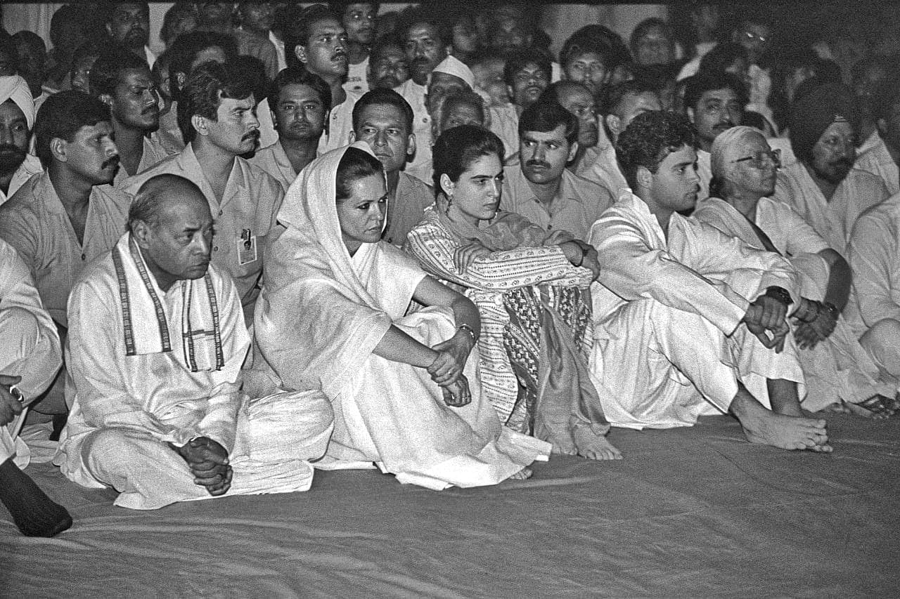 Prime Minister Narasimha Rao with Sonia Gandhi, Priyanka GNadhi & Rahul Gandhi at Rajiv Gandhi Samadhi | Photo: Praveen Jain