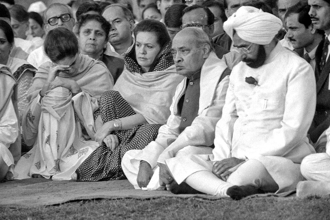 Prime Minister P. V. Narasimha Rao with Sonia Gandhi, Priyanka Gandhi & President Giani Zail Singh at Rajiv Gandhi Samadhi | Photo: Praveen Jain