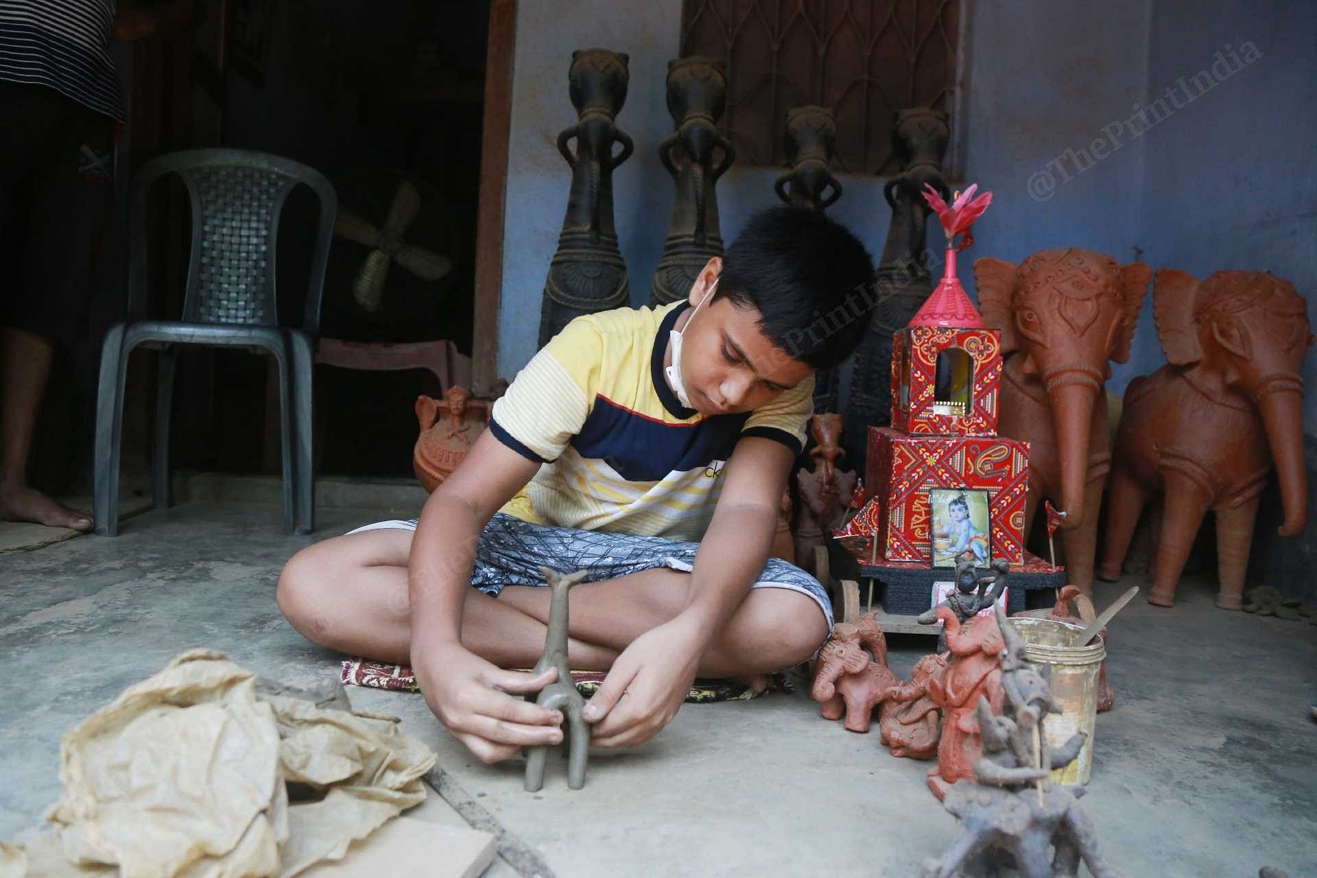 Neel crafts a long-neck terracotta horse | Manisha Mondal | ThePrint