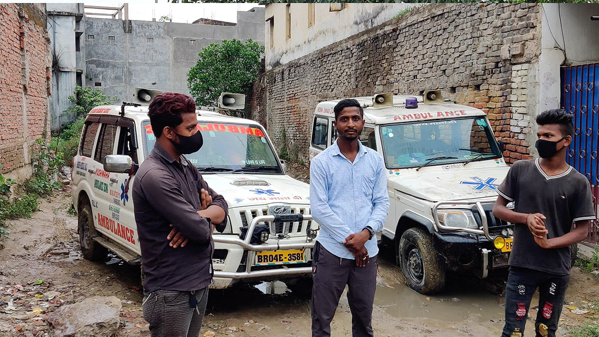 Ambulance driver Umar Ansari (left) with other ambulance drivers | Sajid Ali | ThePrint