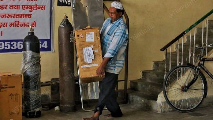 A volunteer carries an oxygen concentrator at Jama Masjid, Kapurthala, Lucknow | Praveen Jain | ThePrint